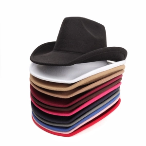 Collection de chapeaux en feutre empilés montrant une large gamme de couleurs élégantes