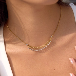 Collier en acier titane plaqué or 18 carats avec pendentifs en zircon sur modèle