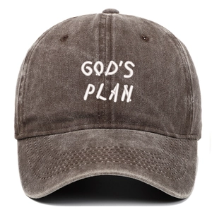 Détail de la broderie blanche GOD'S PLAN sur casquette en coton gris foncé délavé