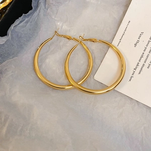Élégantes boucles d'oreilles créoles dorées polies au design circulaire classique