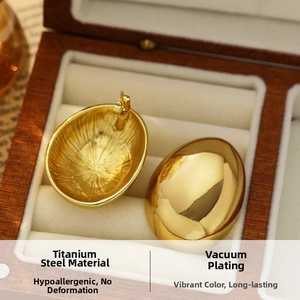 Dettaglio di orecchini ovali in acciaio al titanio placcati oro 18k in scatola regalo