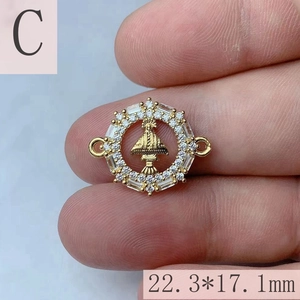 Detailansicht eines 22,3x17,1mm goldenen Maria-Anhängers mit funkelnden Zirkonia-Steinen