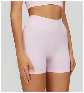 Détail du short de yoga sans couture taille haute rose clair avec texture côtelée