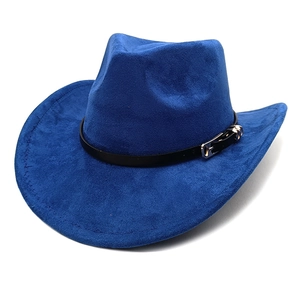 Details von königsblauem Wildleder-Cowboyhut mit breiter Krempe und Lederband