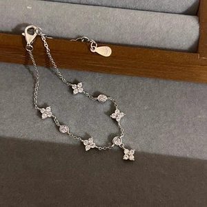 Silver four-leaf clover bracelet with white zircon stones and adjustable chain for women