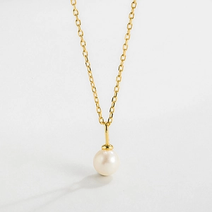 Elegant S925 sterling silver necklace featuring a single natural freshwater pearl pendant