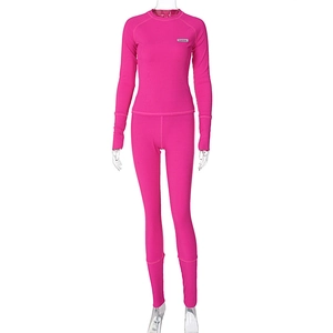 Détail de l'ensemble de yoga rose à manches longues montrant la texture sur un mannequin