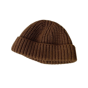 Gorro de punto marrón para niños con textura acanalada cálida y estilo minimalista