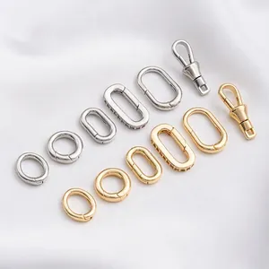 Poliertes 14K Gold und Silber Federverschlüsse für DIY Schmuck auf weißem Satin