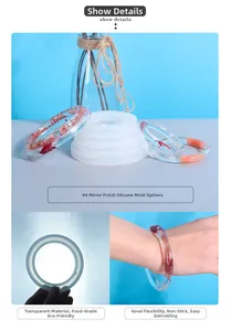 Détails macro de moules en silicone pour bracelets DIY avec échantillons en résine transparente