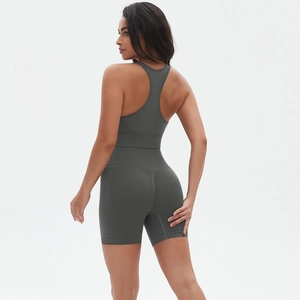 Completo yoga senza cuciture con reggiseno a vogatore e pantaloncini con arricciatura