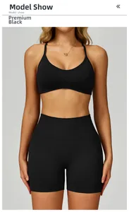 Vorderansicht des schwarzen nahtlosen Sport-BHs und der Shorts mit hoher Taille am Modell