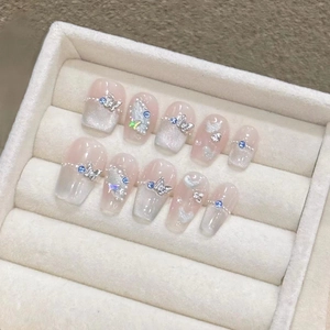 Elegante handgemachte rosa und silberne Katzenaugen-Nägel mit Schmetterlingen und Strass