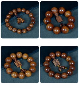 Détail macro de perles en bois de rose jaune de tailles variées sur ardoise