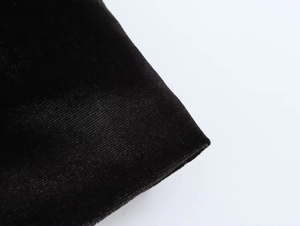 Vista macro que muestra la textura suave y el grano fino del detalle de terciopelo negro