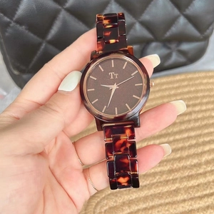 Damen-Armbanduhr mit dunkelbrauner Schildpatt-Optik und goldenem Zifferblatt