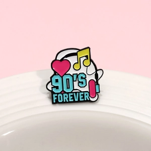 Pin's rétro style années 90 en émail avec notes de musique et texte 90'S FOREVER