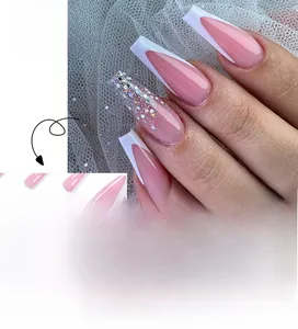 Dettaglio delle unghie a bara francesi rosa e bianche con eleganti glitter argento