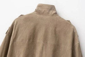 Détails du col montant et couture épaule sur veste en daim de couleur beige