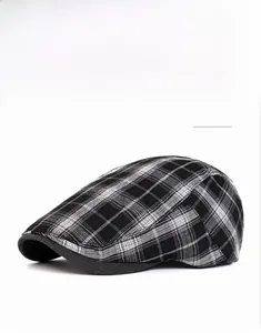 Détail d'un béret rétro à carreaux noir et blanc montrant la texture du tissu tissé
