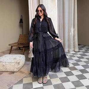 Elegante abito lungo nero in pizzo all'uncinetto con ricamo traforato e laccio in vita