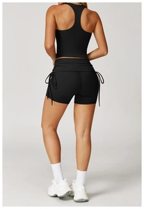 Rückansicht von schwarzem Racerback-Yogatopp und Kordelzug-Sportshorts für Damen
