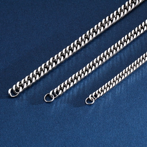 Detailansicht von drei verschiedenen Breiten silberner Gliederkettenarmbänder aus Edelstahl