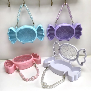 Snoepvormige handtas met parelhandvat verkrijgbaar in blauw, paars, roze en wit design