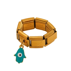 Detail eines goldenen Gliederarmbands mit blauem Hamsa-Hand- und Evil-Eye-Anhänger