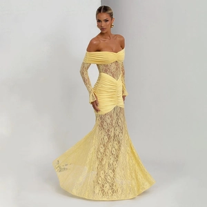 Détail d'une robe jaune épaules dénudées avec manches en dentelle et coupe sirène