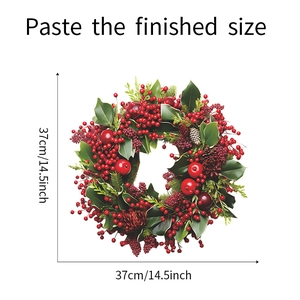 Détail d'une couronne de Noël de 37 cm avec baies rouges, pommes de pin et feuilles vertes