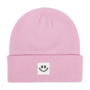 Dettaglio del berretto in maglia rosa per neonati con trama morbida e toppa smiley