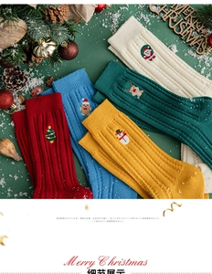 Détail de chaussettes de Noël avec broderies festives et texture en maille côtelée
