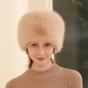 Vue détaillée du chapeau d'hiver en fourrure beige avec texture peluche épaisse