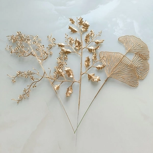 Lot de feuilles de ginkgo et houx dorées artificielles sur marbre pour décoration