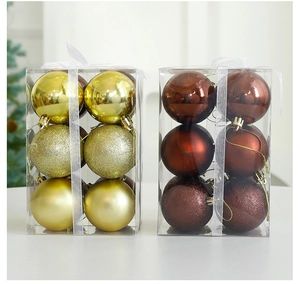 Détails des boules de Noël en or et marron avec finitions mates et scintillantes