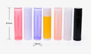 Détail des tubes de rouge à lèvres vides 5g montrant la hauteur 67mm et le diamètre 16mm