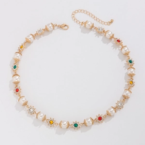 Détail du collier de perles hip hop avec tournesols en strass colorés et fermoir homard
