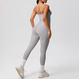 Détail de l'ensemble de yoga gris avec brassière à dos croisé et legging à taille haute