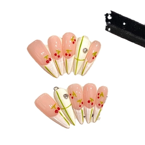 Unghie finte stiletto fatte a mano con sfumatura rosa motivo a quadri e ciliegie