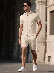 Set estivo da uomo color crema con trama geometrica in un contesto urbano