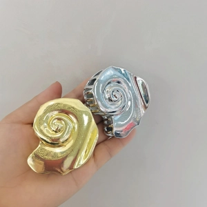 Minimalist vintage conch shell hair claw clips in metallic gold and silver finish