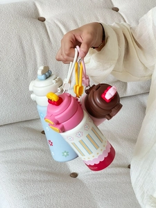 Gros plan de gourdes mignonnes avec sangles en couleurs rose, bleu et marron