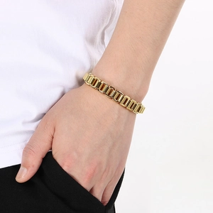 Detail eines goldenen Edelstahl-Gliederarmbands im Uhrenarmband-Stil am Handgelenk