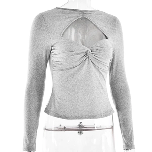 Détail du haut gris ajusté à manches longues avec nœud et découpe frontale sur un mannequin