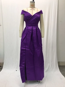 Detail eines lila Satin-Abendkleids mit schulterfreiem V-Ausschnitt und Taillenfalten