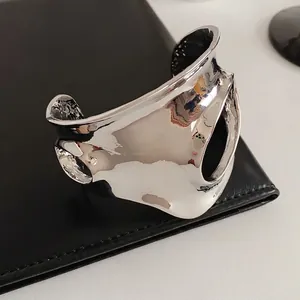 Bracelet jonc ouvert géométrique argenté poli avec design organique minimaliste