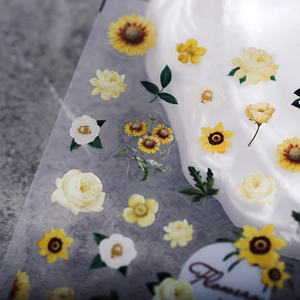 Autocollants 3D mats pour ongles avec tournesols et roses sur support transparent