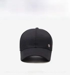 Vorderansicht der schwarzen Twill-Baumwoll-Baseballkappe mit rundem Metall-Logo-Emblem