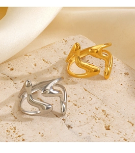 Bague abstraite en métal liquide doré et argenté sur un support en pierre naturelle